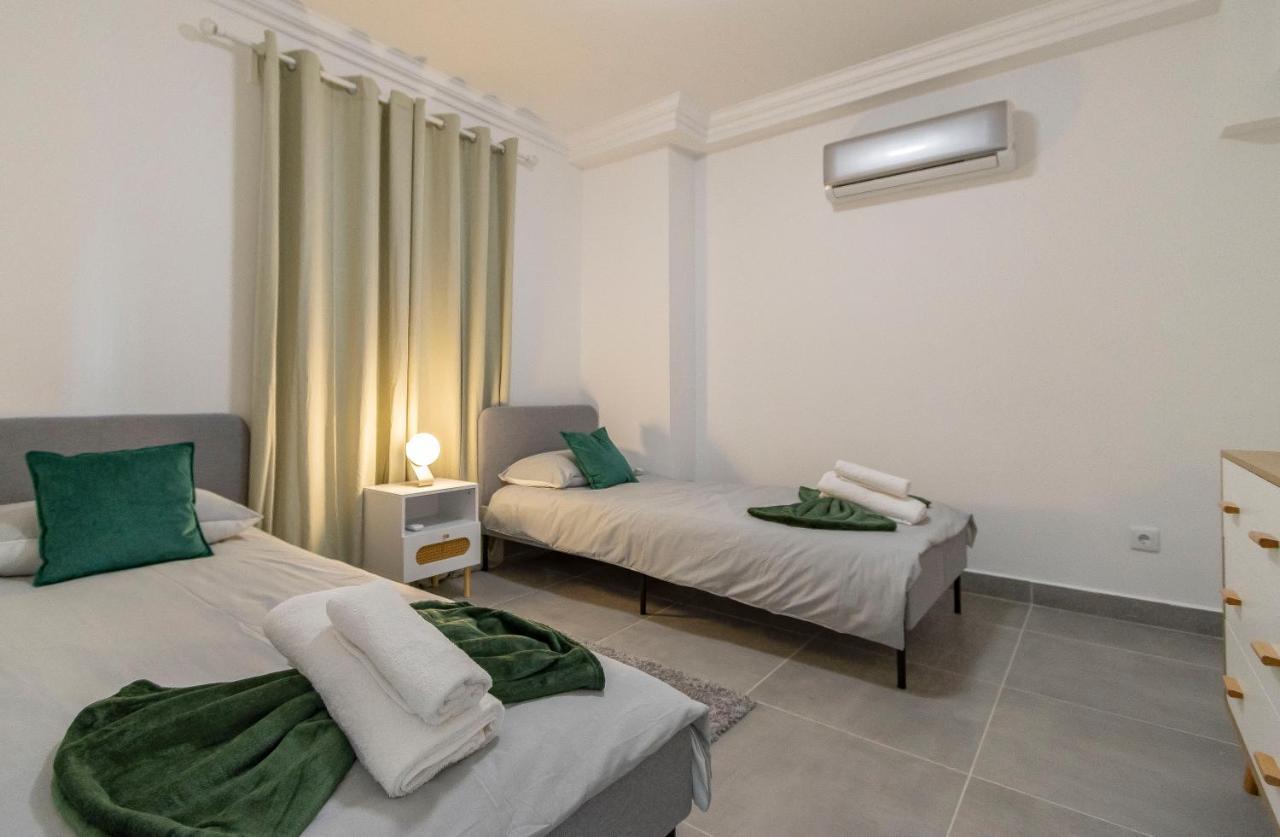 3 Minutes To The Beach, 2 Bedroom Amazing Apt With Balcony, Bbq Grill And Pool サグレス エクステリア 写真